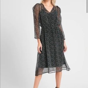 Puff- Sleeves Lurex Midi Dress in black/green.